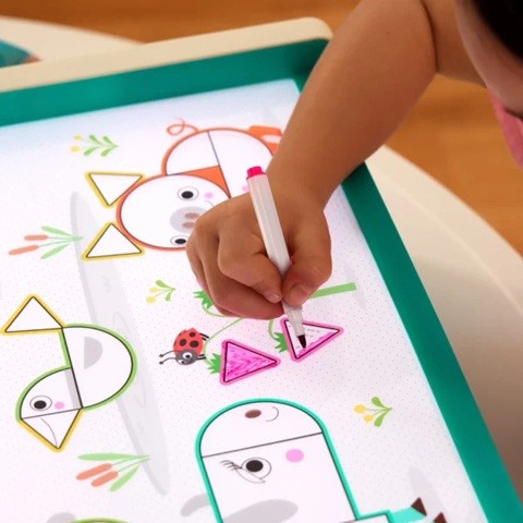 B. Toys edukacyjny podświetlany stół do rysowania interaktywny