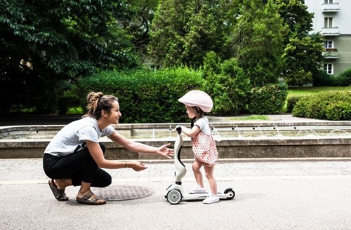 SCOOTANDRIDE 2w1 Jeździk hulajnoga i kask Ash