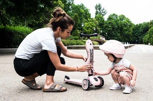 SCOOTANDRIDE 2w1 Jeździk hulajnoga i kask Rose