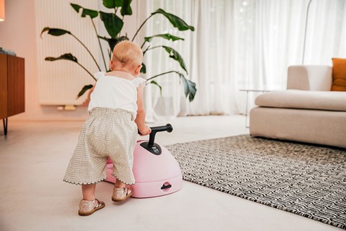 Pchacz chodzik i jeździk dla niemowlaka w jednym od Scoot&Ride róż