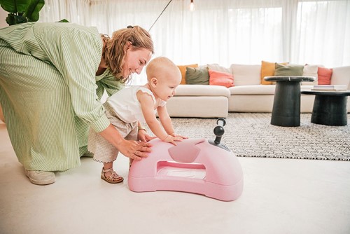 Pchacz chodzik i jeździk dla niemowlaka w jednym od Scoot&Ride róż