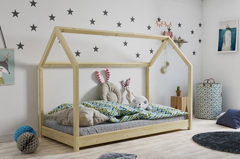 Drewniane łóżko dla dziewczynki